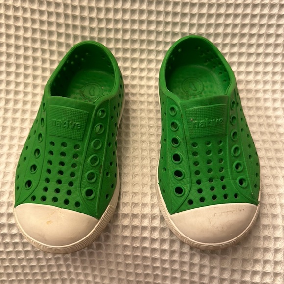 Native Kids Shoes Bright Green  Size 5 - Picture 2 of 4